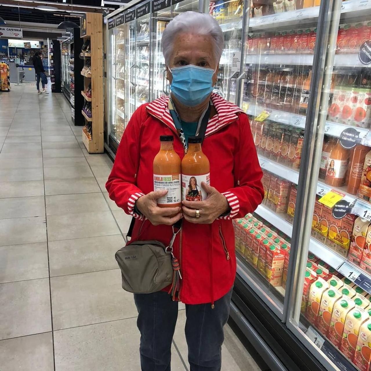 Carmen Menéndez, madre de Belén Esteban, con los productos de su hija en el supermercado.