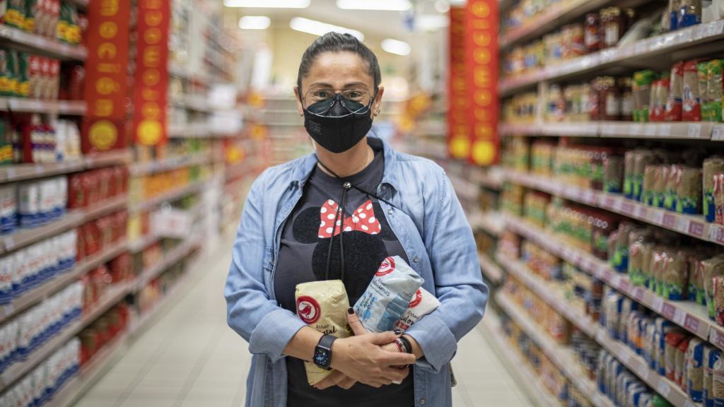 La chef Bárbara Buenache elige los tres paquetes de arroz que usará para sus elaboraciones.