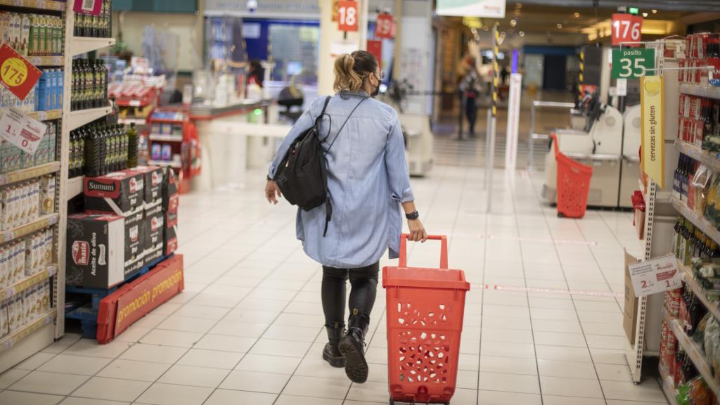 La chef Bárbara guía a este periódico por los pasillos de Alcampo, donde hemos hecho la compra para sus platos.