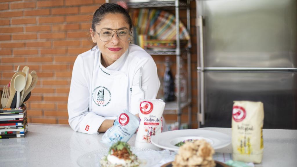 La chef Bárbara Buenache posa junto a sus tres elaboraciones.