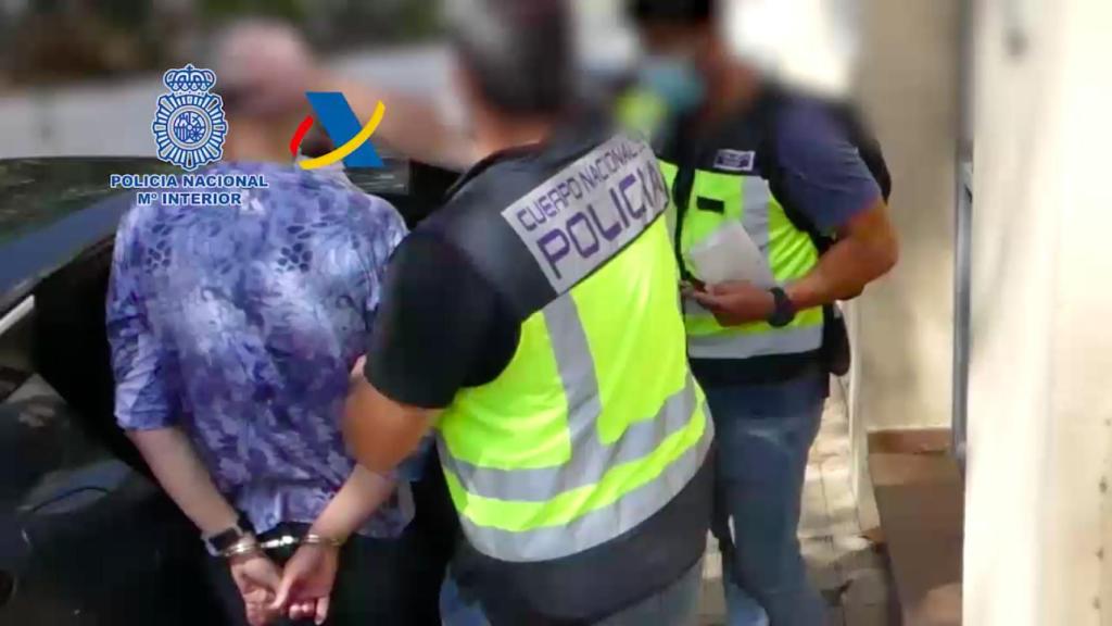 El detenido, a las puertas de su casa.