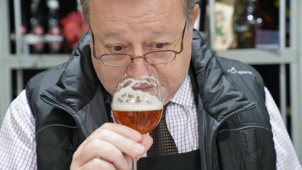 Carlos Gómez describe todos los aromas que percibe en nariz de cada cerveza.