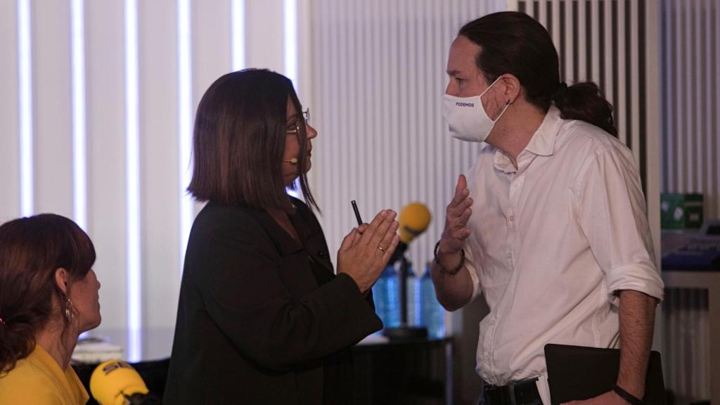 Iglesias, discutiendo con Angels Barceló en el momento de abandonar el debate.