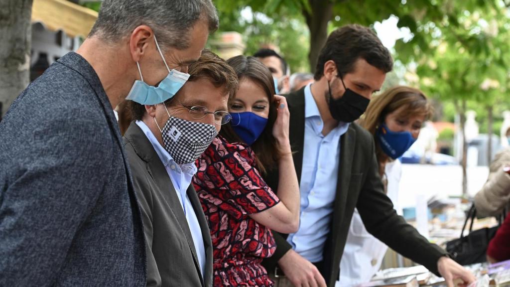 Casado, mirando libros junto a Martínez-Almeida, Andrea Levy y Toni Cantó.