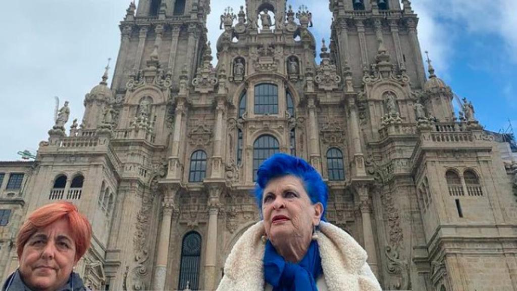 Tuana y Lucía Bosé frente al Pórtico de Gloria de la Catedral de Santiago.