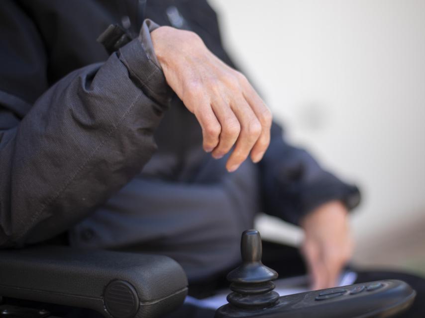 La silla de ruedas de Miguel Ángel está adaptada para controlarse con su mano derecha, deformada a causa del veneno.