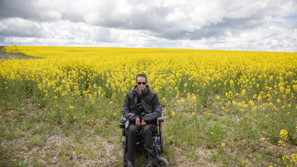 Miguel Ángel, frente a un campo de colza en flor cercano a su casa en Peñaranda de Bracamonte.