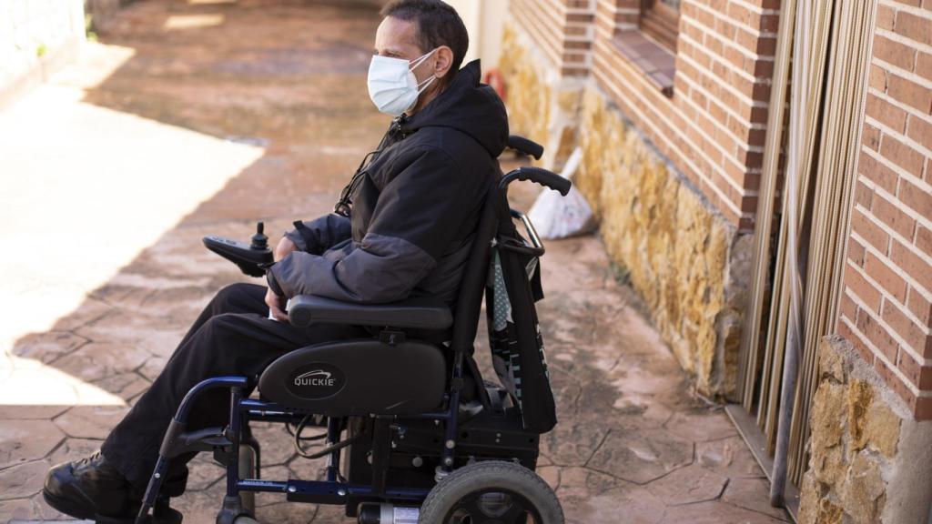 Miguel Ángel, en el patio de su casa.
