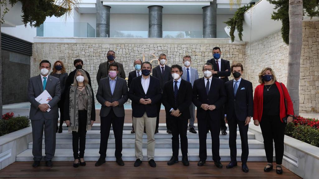 El alcalde de l'Alfàs, Vicente Arques, junto al restos de representantes institucionales.