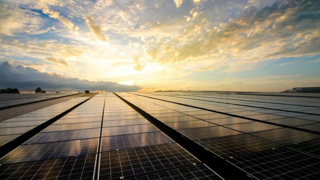 Paneles solares en una instalación.