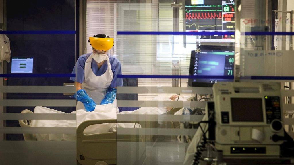 Una sanitaria atiende a un paciente en la UCI del Hospital de Galdakao (Bizkaia). EFE/ Miguel Toña