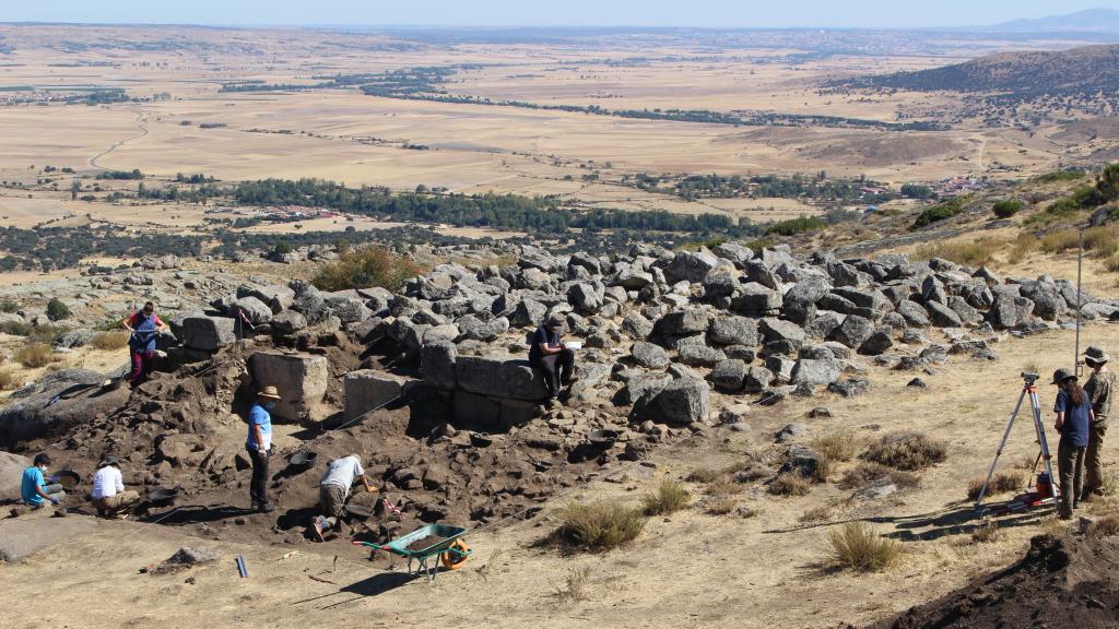 Prospecciones en la zona del torreón del castro de Ulaca.