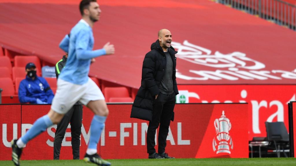 Pep Guardiola dirigiendo un partido del Manchester City