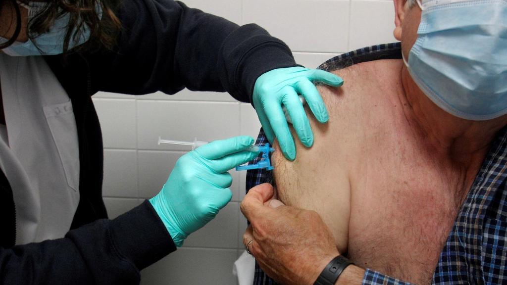 Un hombre recibe la vacuna contra la Covid-19.
