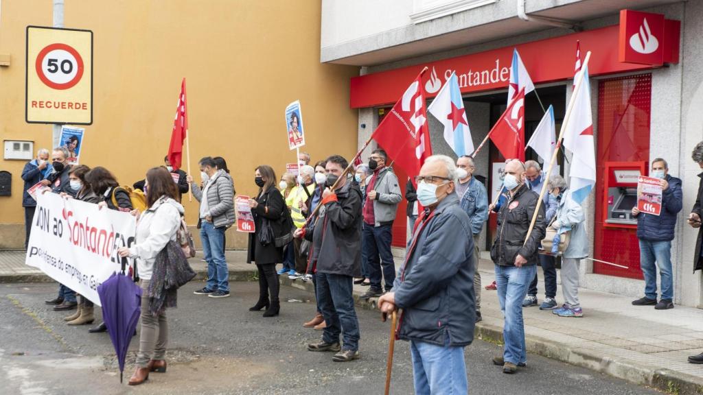 Concentración frente a la sucursal del Banco Santander en Guísamo contra su cierre.