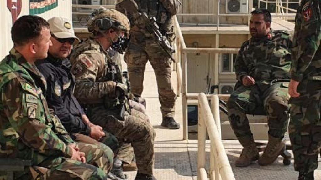 Rocky, uno de los GOE, con miembros de las Fuerzas de Seguridad afganas en Camp Darulaman.