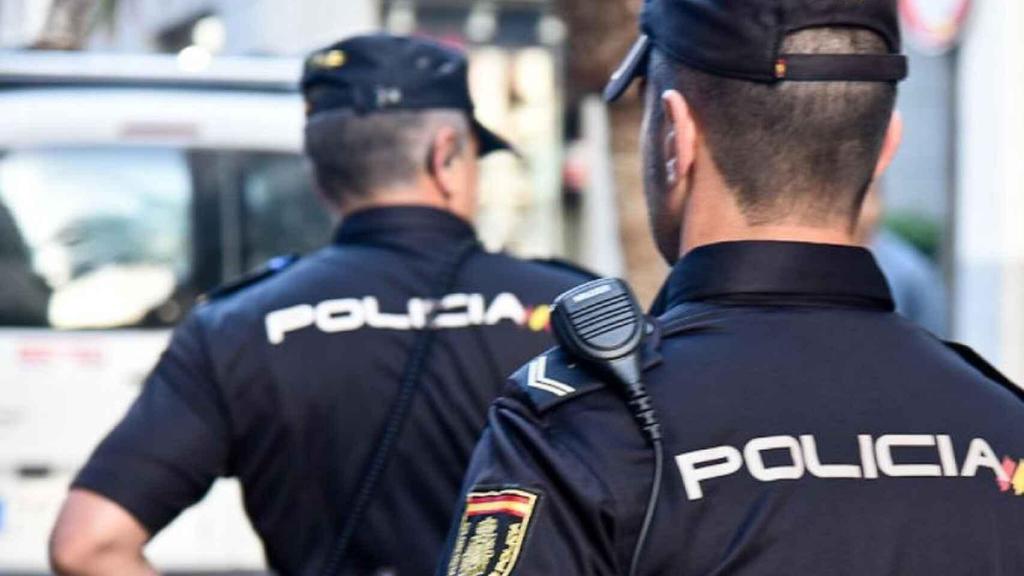 Dos agentes de la Policía Nacional, en imagen de archivo.