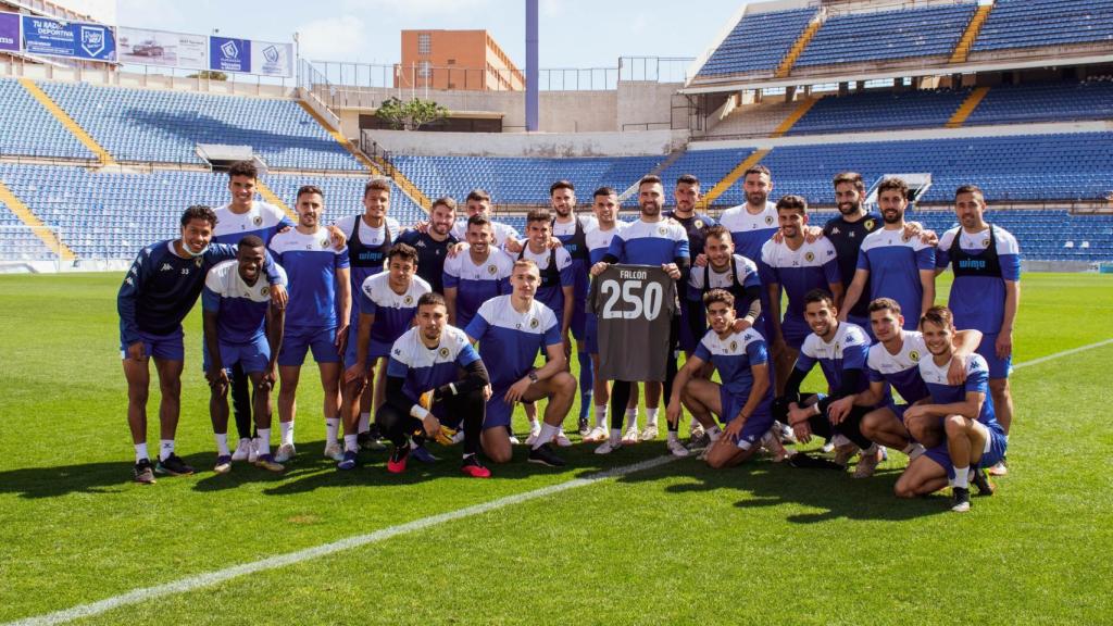 Falcón, arropado por todo el equipo con su camiseta conmemorativa.
