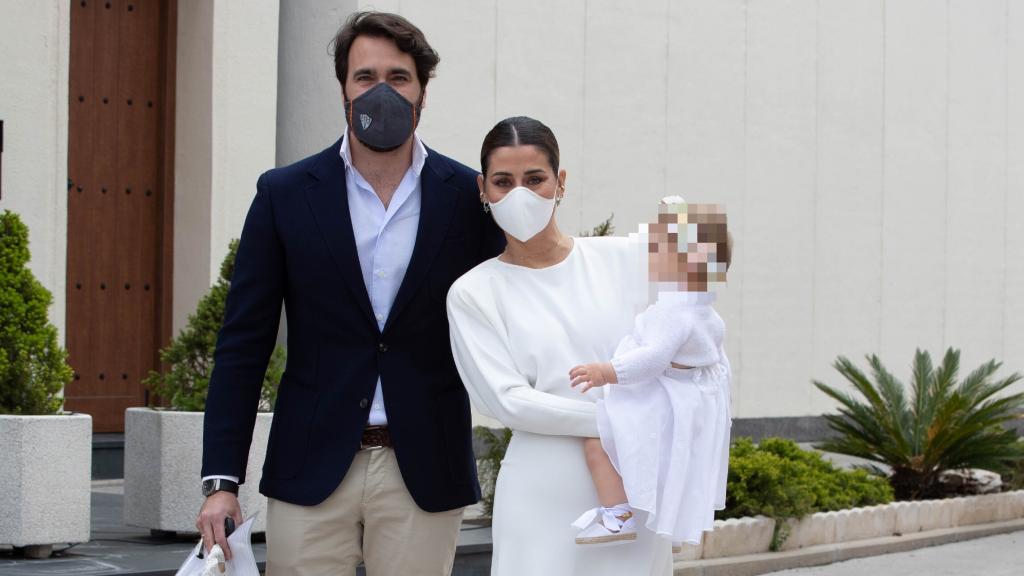 Elena Tablada y Javier Ungría posando para los medios junto a su hija Camila.