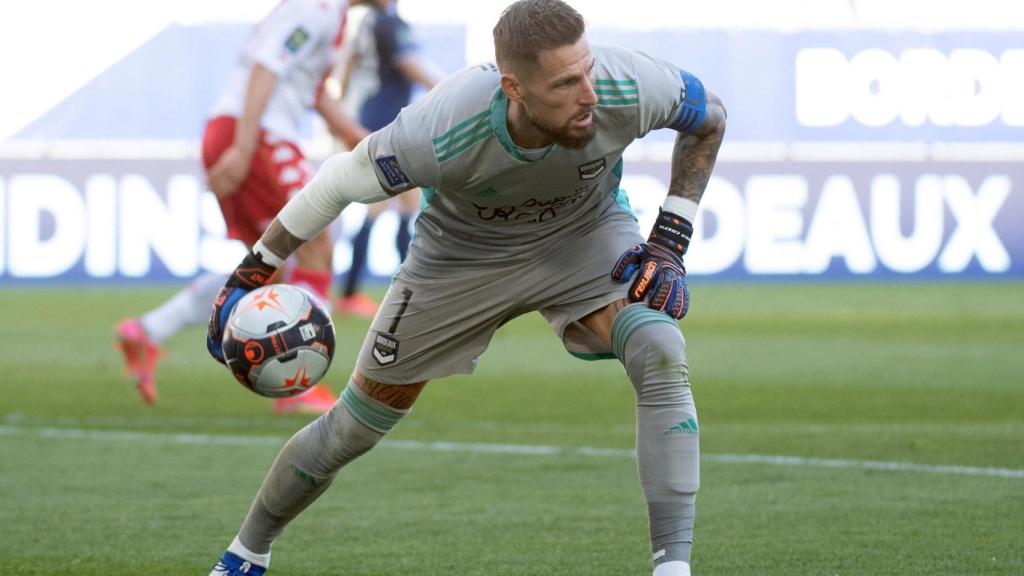 El portero del Girondins Benoit Costil en acción