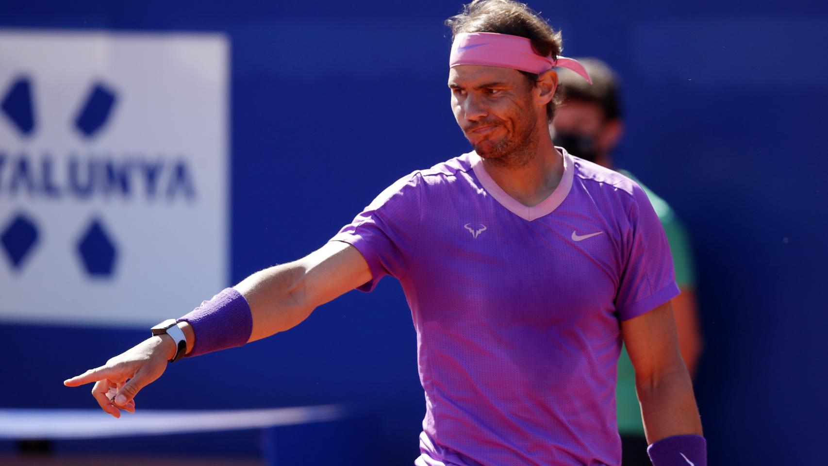 Nadal señala el lugar exacto donde botó una bola dudosa