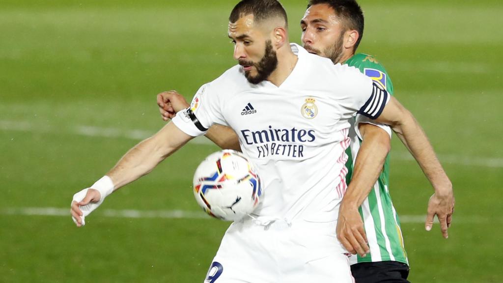 Karim Benzema, presionado por Victor Ruiz