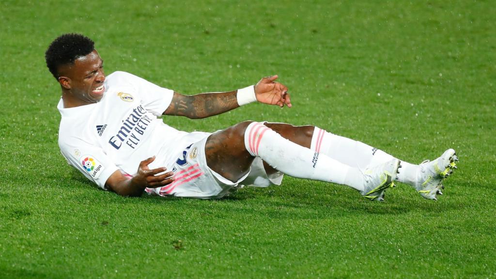 Vinicius, en el suelo tras recibir una entrada