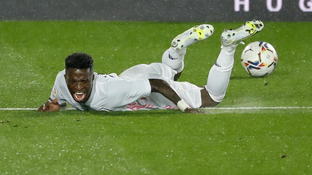 Vinicius cae sobre el césped tras un encontronazo con un jugador del Betis