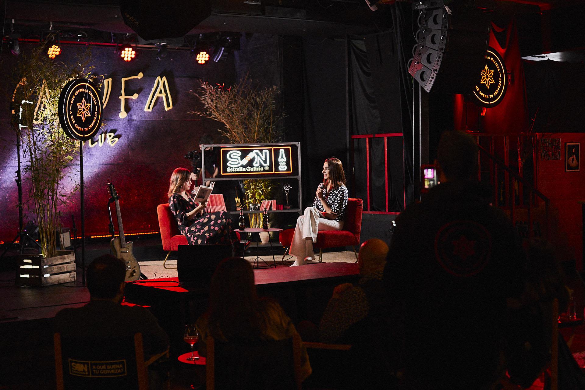 Lourdes Hernández con la periodista gallega Noa García (foto: SON Estrella Galicia)