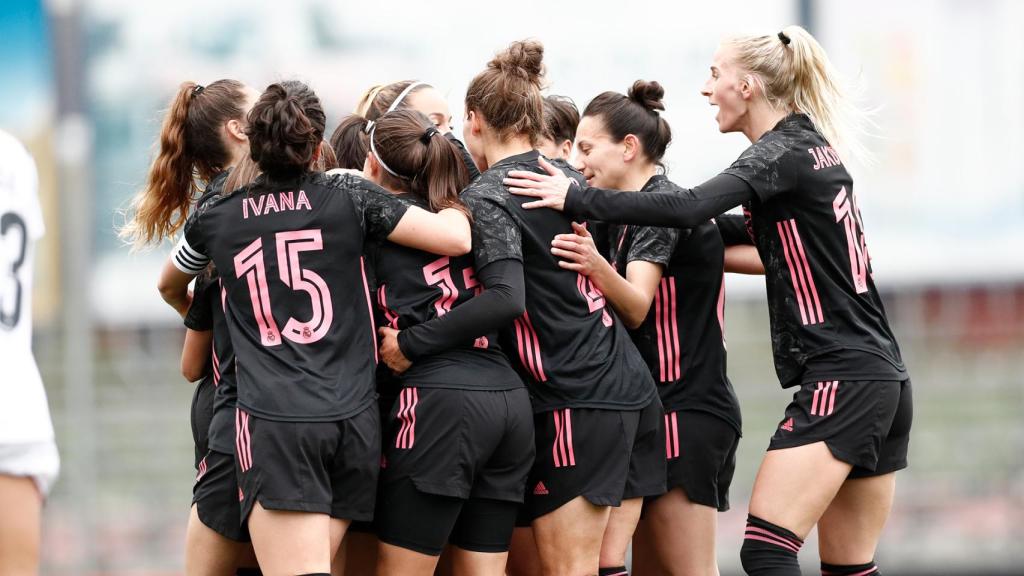 Las jugadoras del Real Madrid Femenino celebran un gol