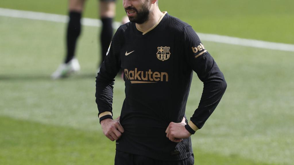 Piqué, pensante durante el Villarreal - Barça