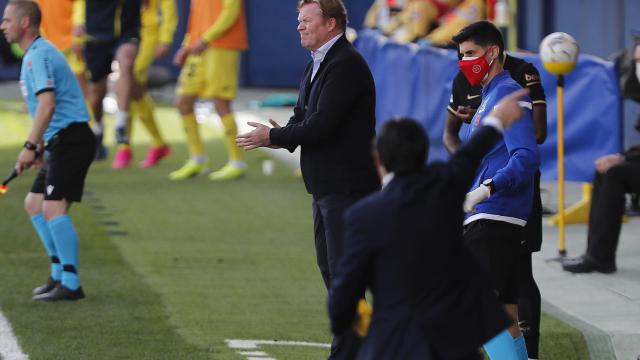 Koeman dando indicaciones en la banda al Barça