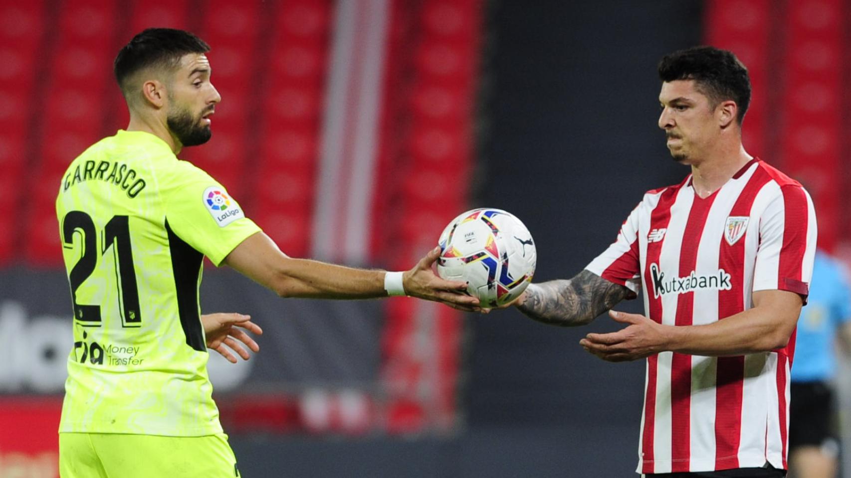 Carrasco (Atlético) y Capa (Athletic)