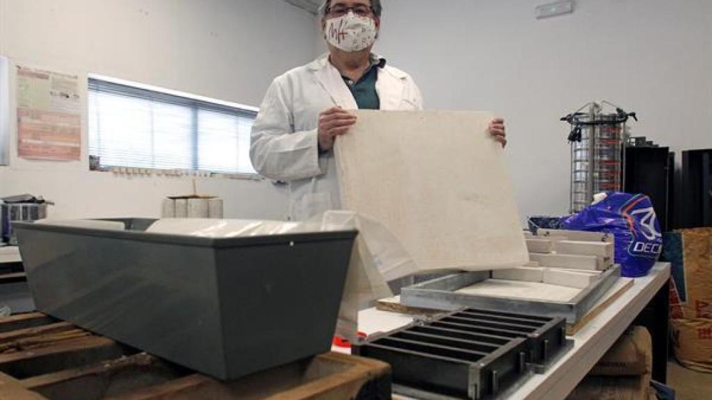 El científico José Antonio Flores Yepes posa junto al yeso.