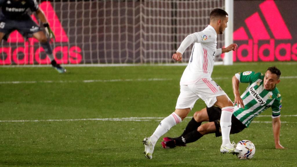 Hazard deja sentado a un defensa del Betis