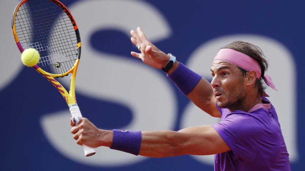 Nadal salva una bola con el revés cortado