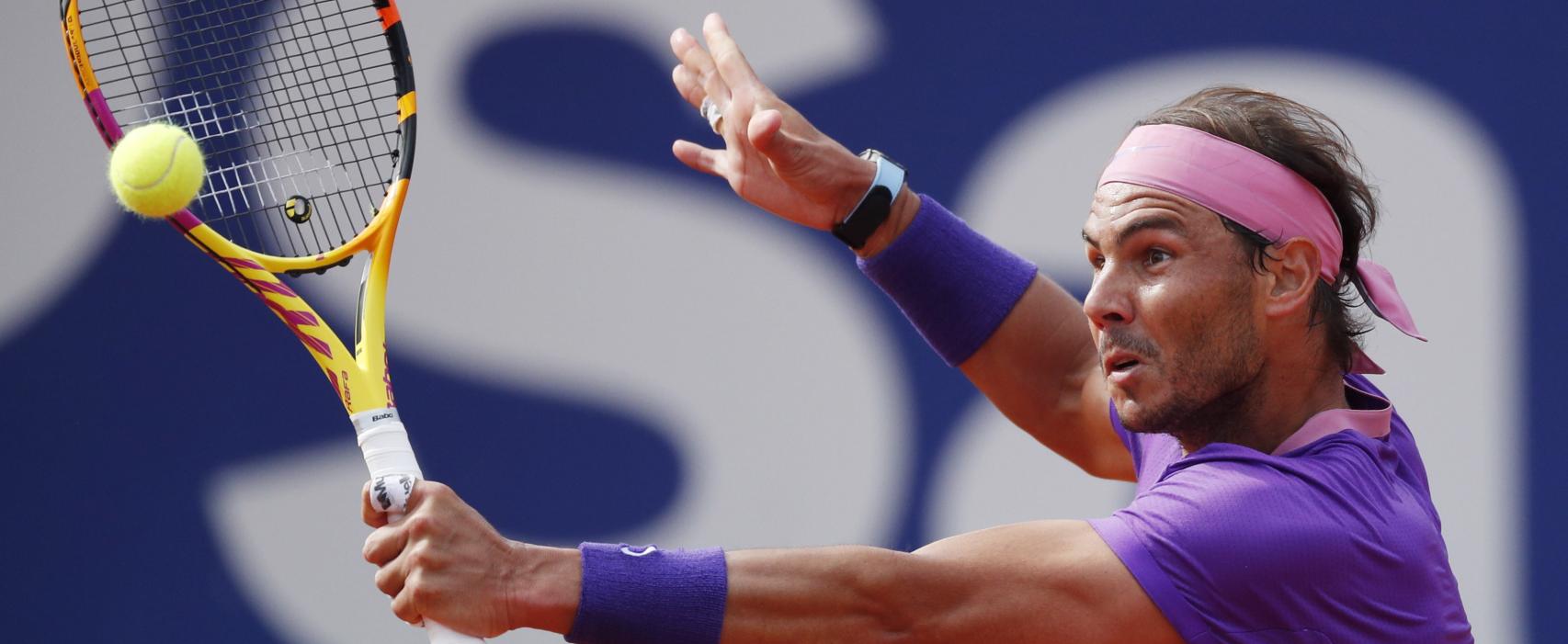 Nadal salva una bola con el revés cortado