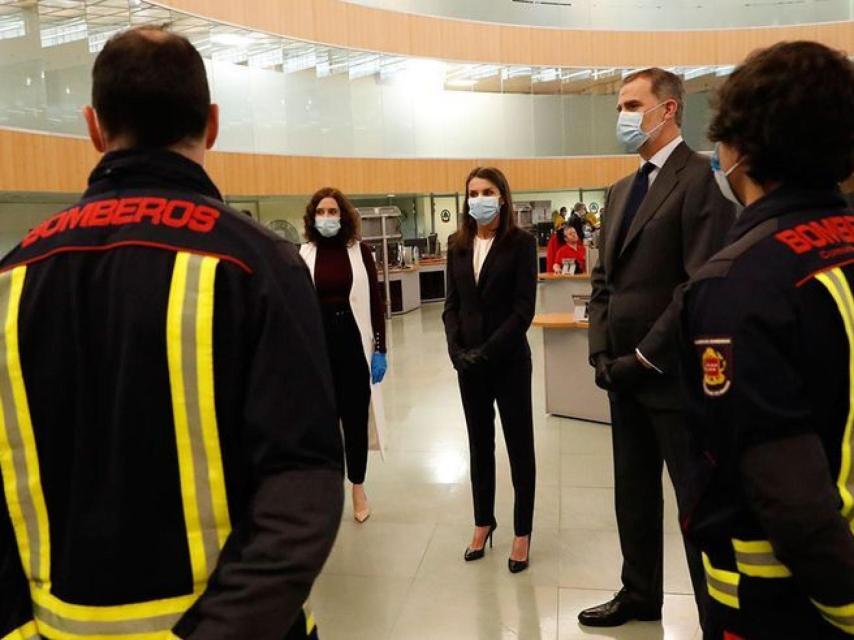 Los reyes Felipe y Letizia con los bomberos de Madrid el 27 de abril de 2020.