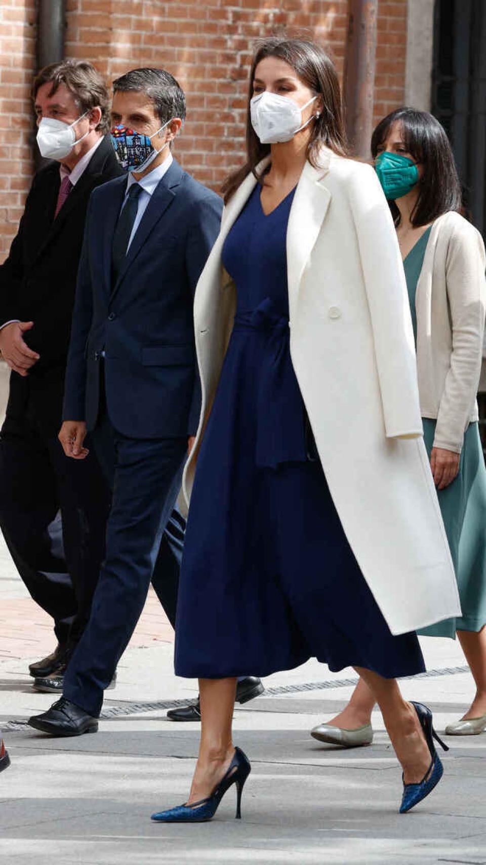 La reina Letizia con zapatos de pitón de Magrit.