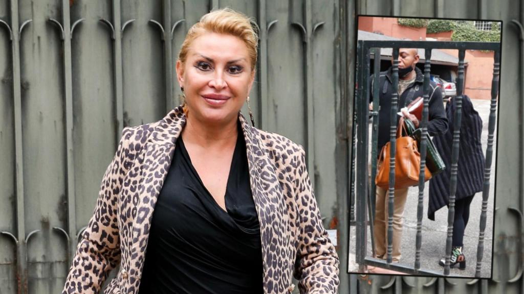 Raquel Mosquera saliendo del hospital cubierta por una manta en un montaje de JALEOS.