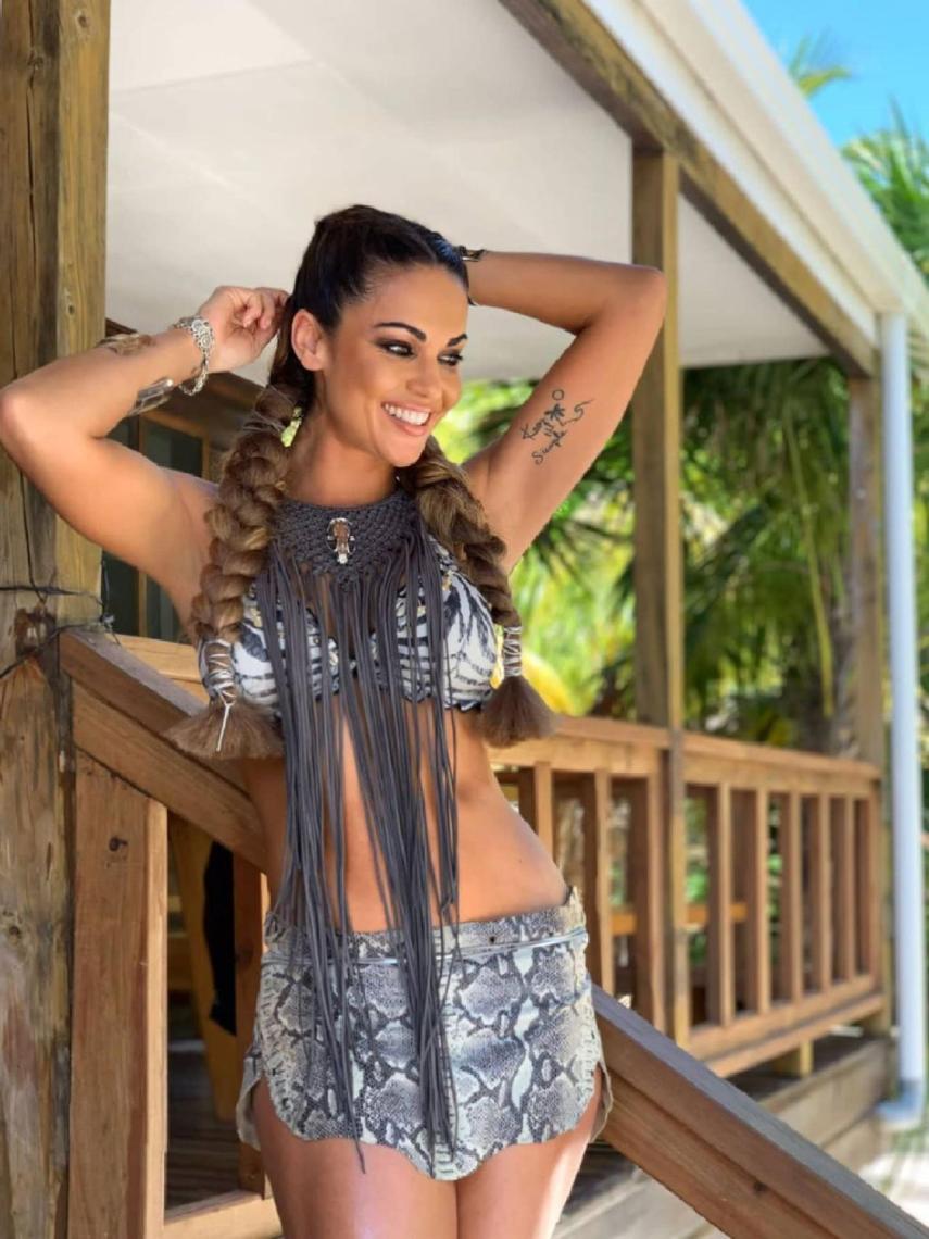 Lara Álvarez luciendo un collar de macramé de Elena Estaun, en 'Supervivientes' 2021.