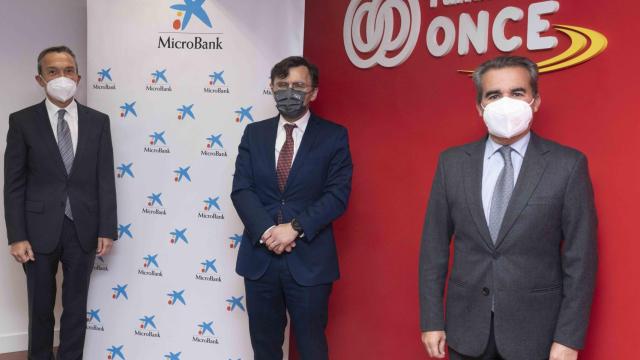 El presidente de MicroBank, Juan Carlos Gallego; el vicepresidente ejecutivo de Fundación ONCE, Alberto Durán; y el director territorial de Madrid Metropolitana de CaixaBank, Rafael Herrador, en la firma del convenio.