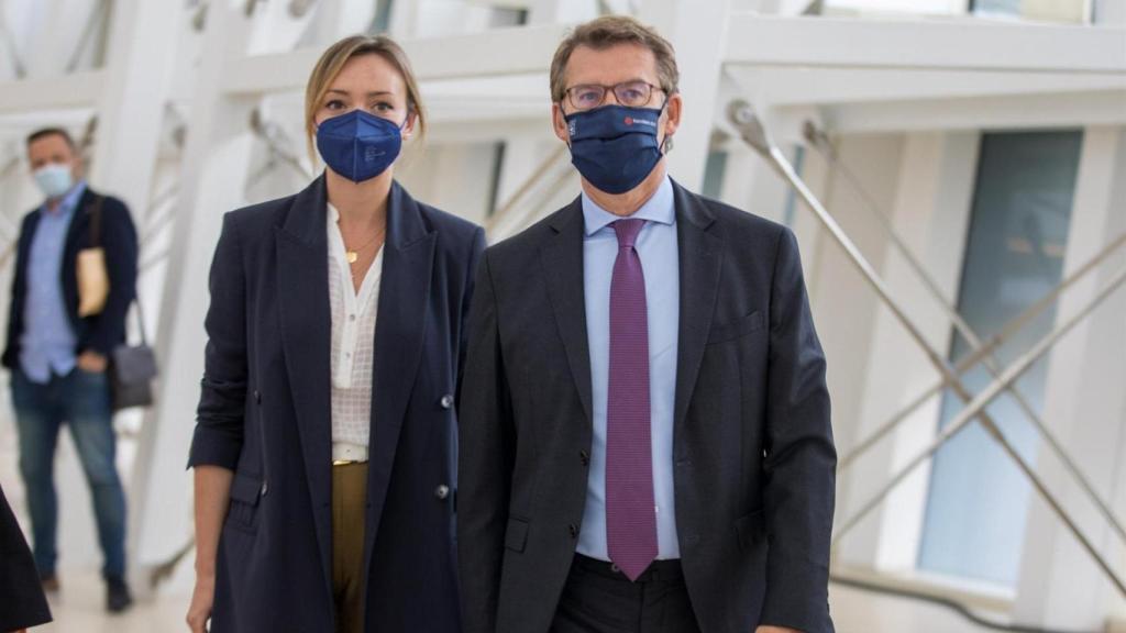 El presidente de la Xunta, Alberto Núñez Feijóo, junto a la conselleira de Política Social, Fabiola García.