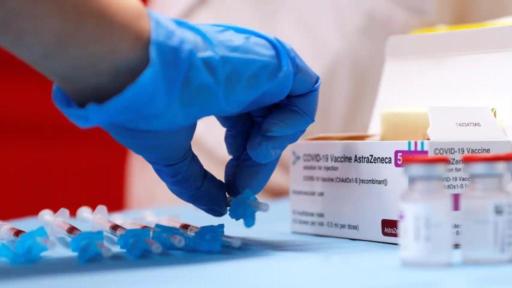 Un sanitario prepara  una vacuna de AstraZeneca