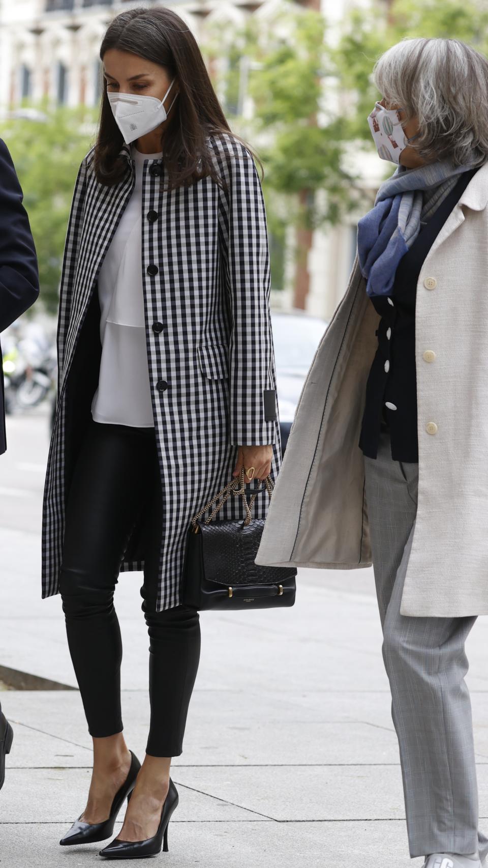 Letizia con una combinación en blanco y negro estrenando abrigo y camisa.