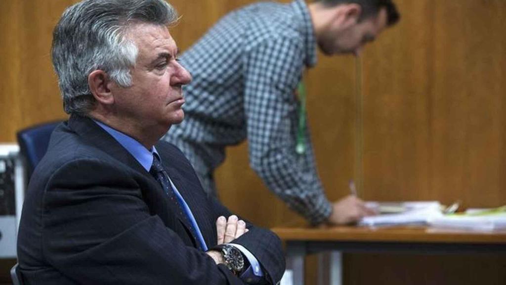 Juan Antonio Roca, sentado en el banquillo.