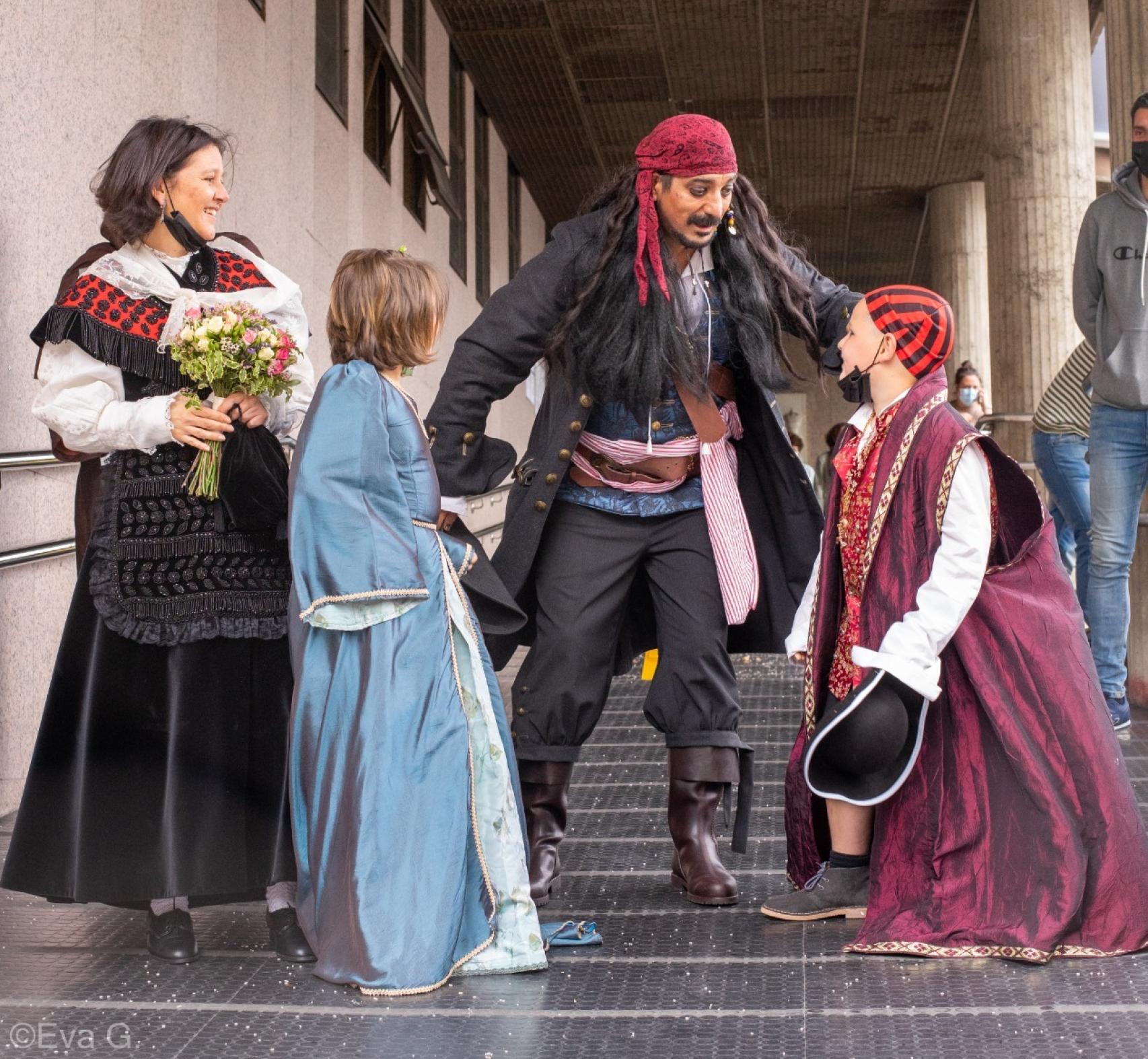 Los novios con sus hijos a las puertas del juzgado.