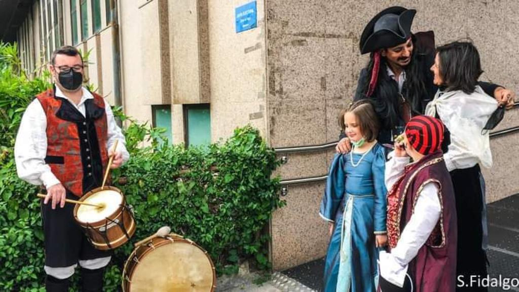 Imágenes de la pareja y sus hijos a la salida del juzgado.