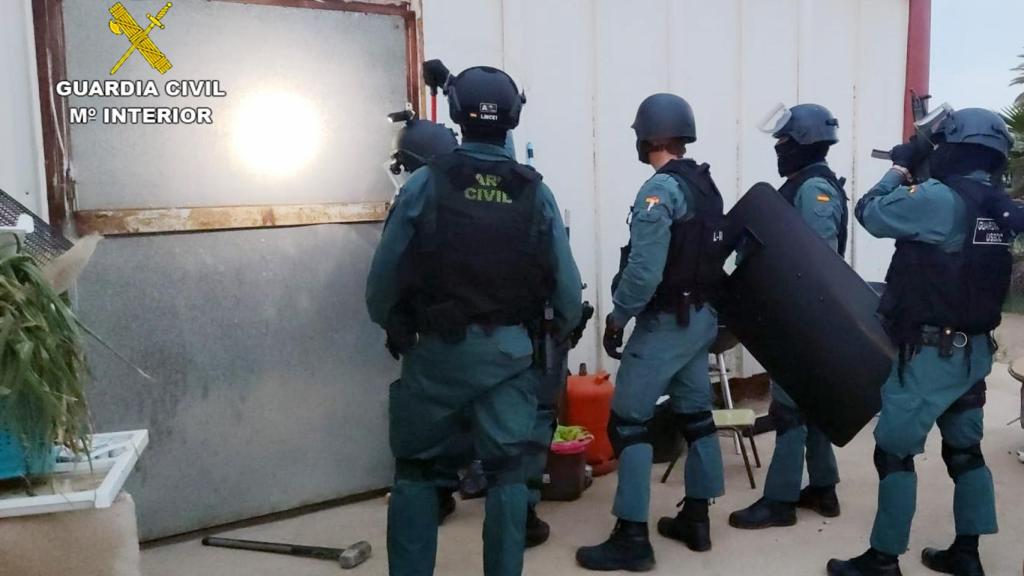 Los guardias civiles segundos antes de entrar en otro de los inmuebles que fueron registrados.
