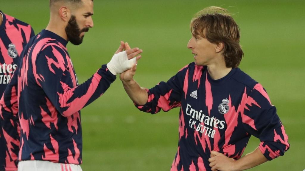 Choque de Benzema y Modric